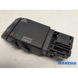Renault - Clio - Steering wheel mounted radio control