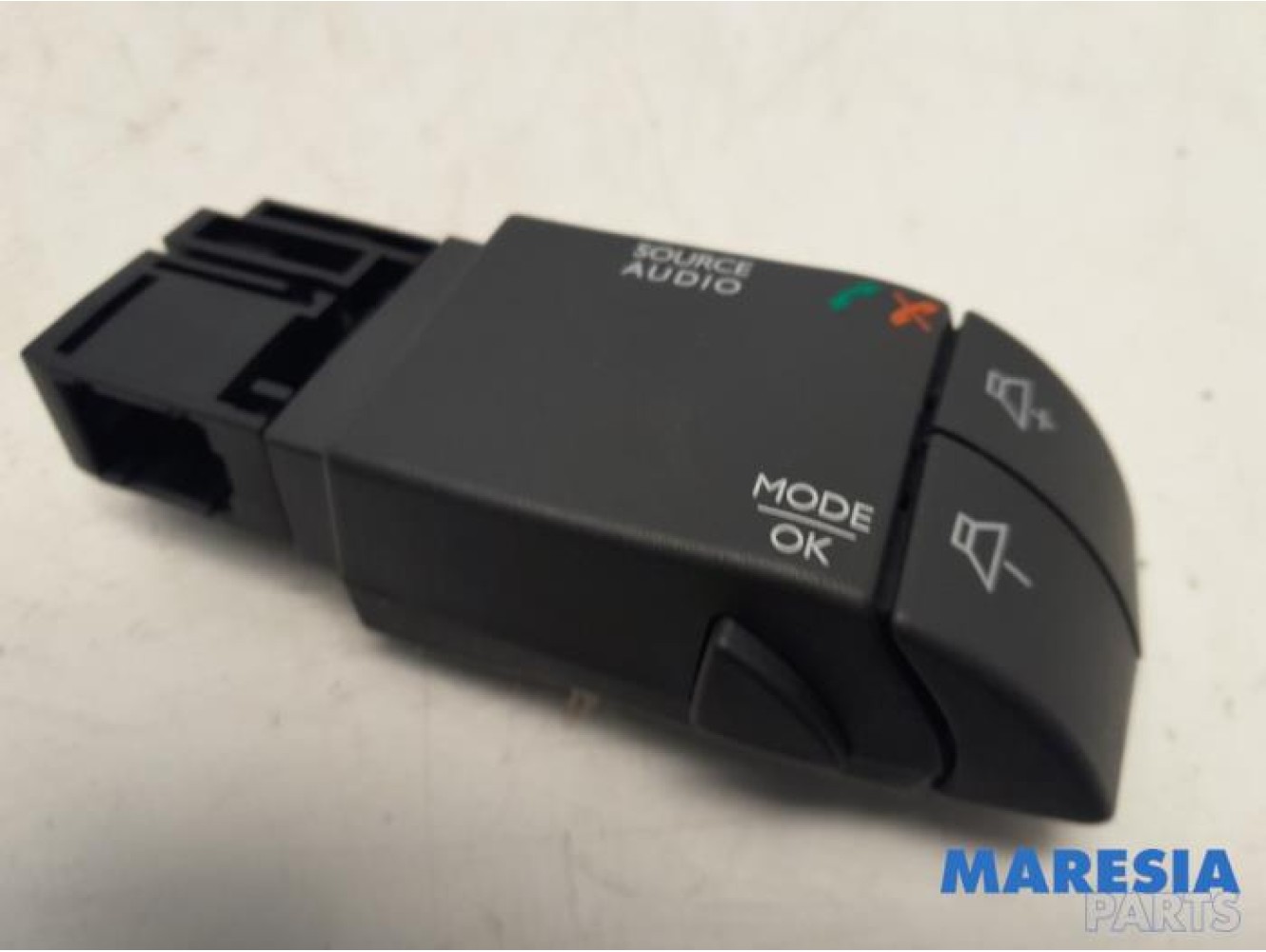 Renault - Clio - Steering wheel mounted radio control