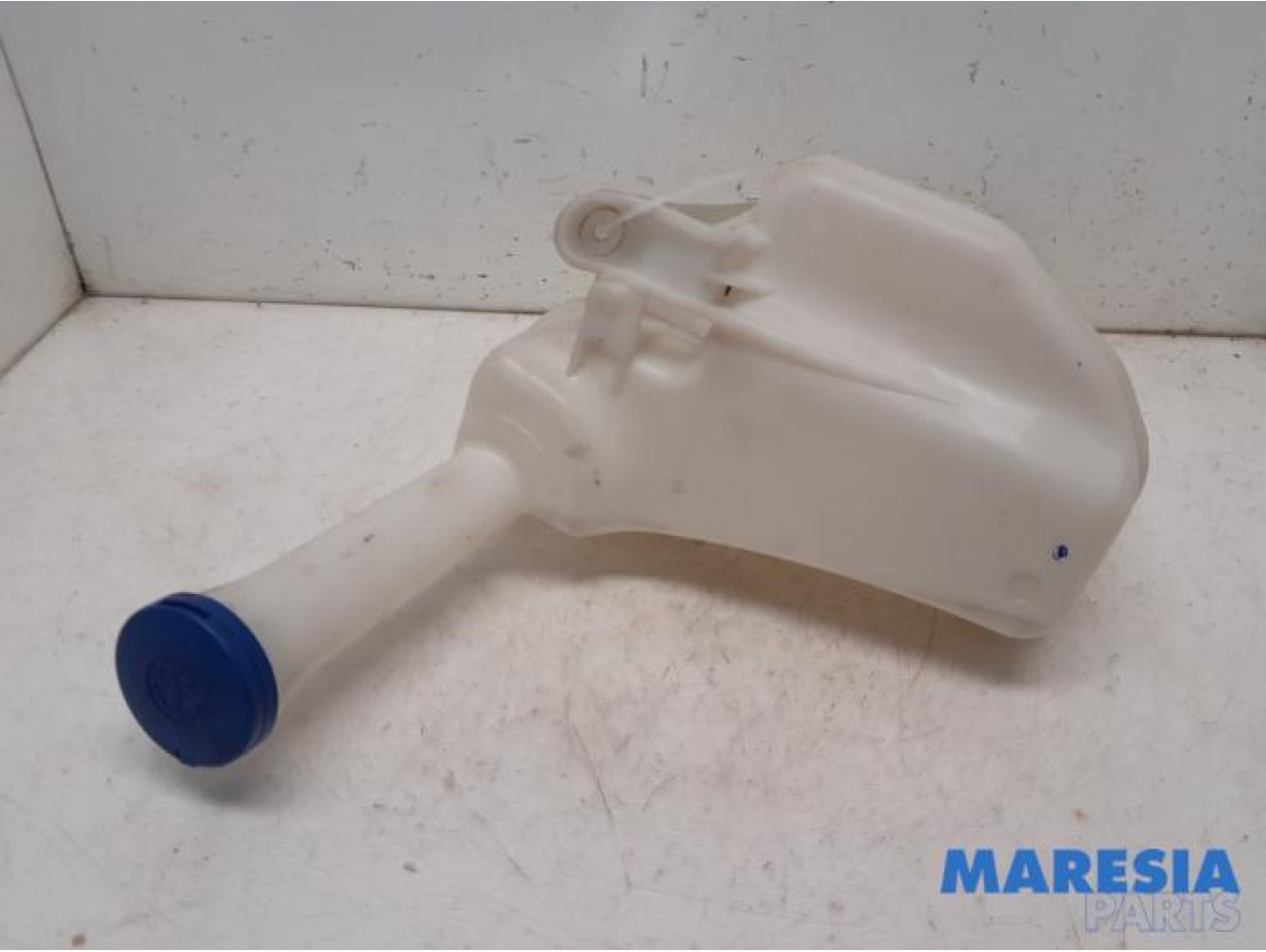 Peugeot - 107 - Front windscreen washer reservoir