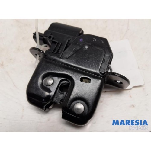 Renault - Clio - Tailgate lock mechanism