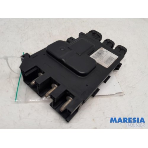Renault - Megane - Voltage regulator