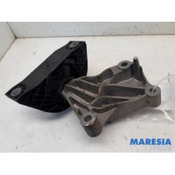 Renault - Clio - Engine mount