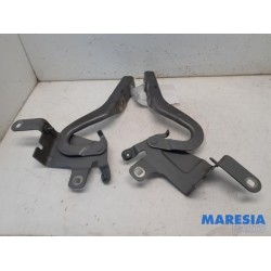 Renault - Clio - Bonnet Hinge