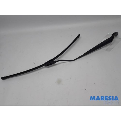 Renault - Clio - Front wiper arm