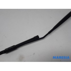 Renault - Clio - Front wiper arm