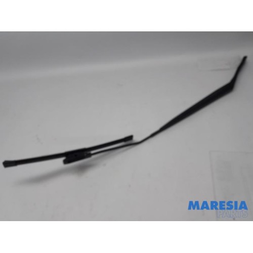 Renault - Clio - Front wiper arm