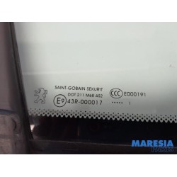 Peugeot - 5008 - Quarter light, front right