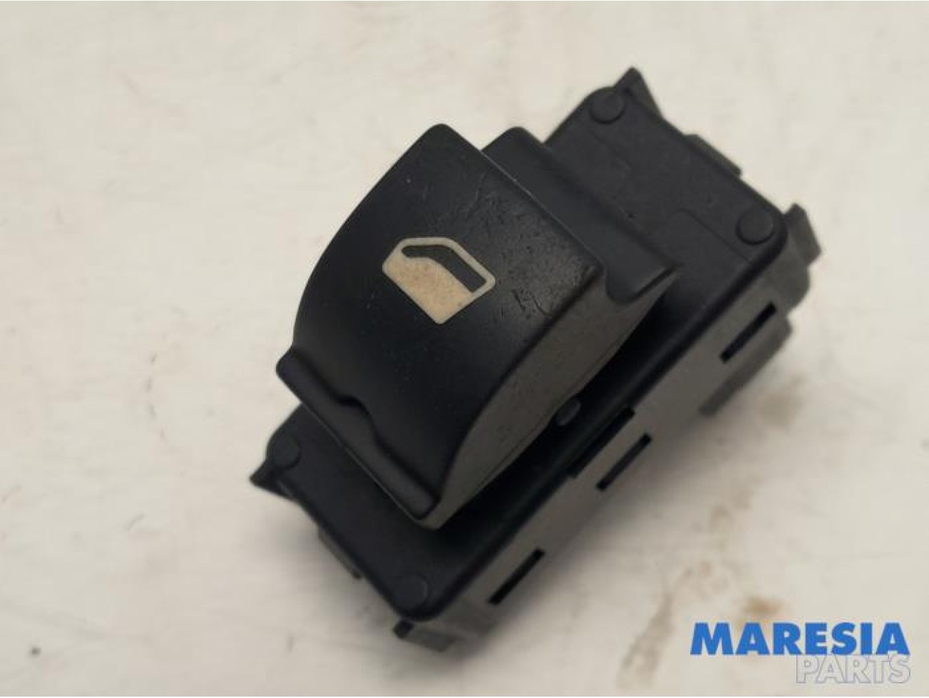 Peugeot - 5008 - Electric window switch