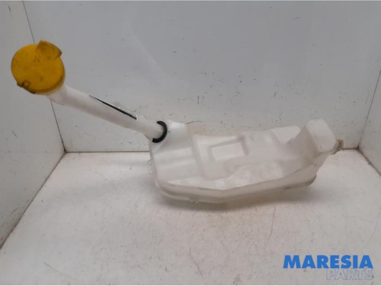 Renault - Clio - Front windscreen washer reservoir