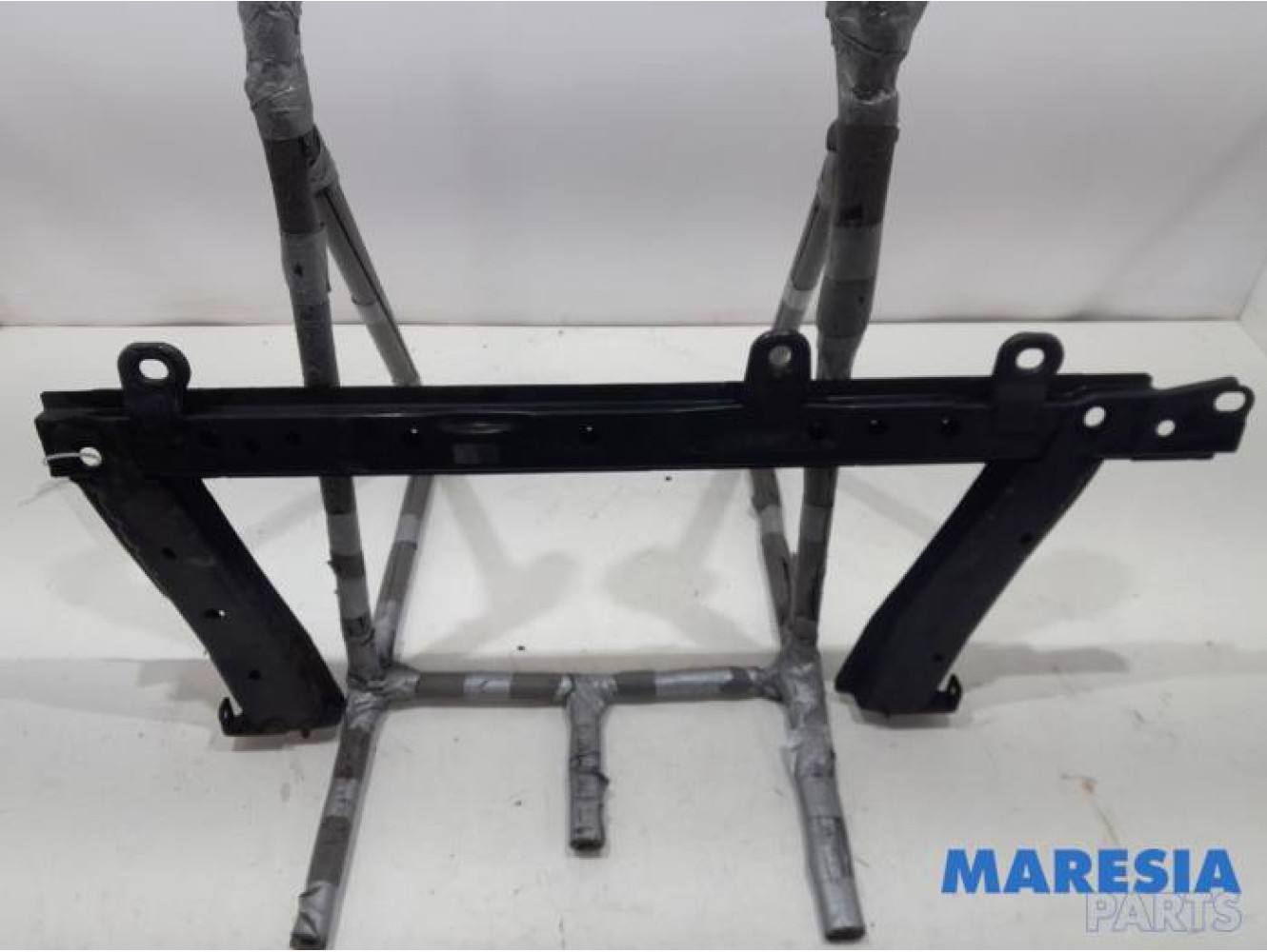 Renault - Clio - Radiator bar