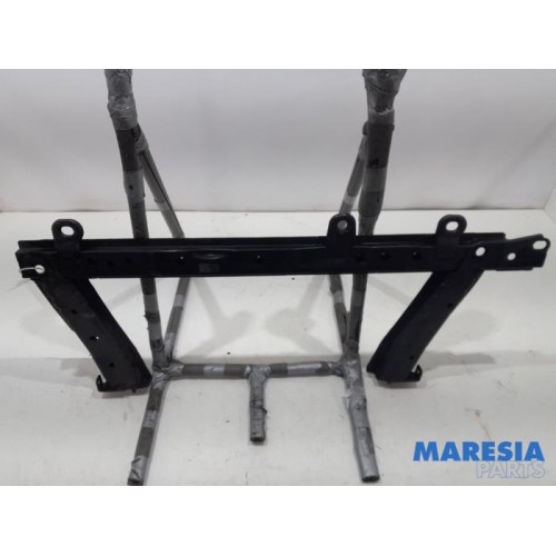 Renault - Clio - Radiator bar