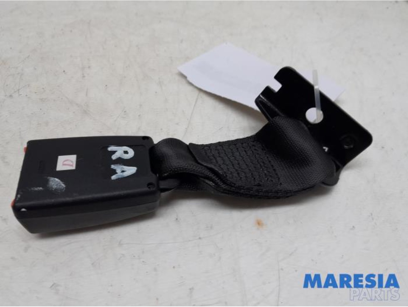 Fiat - 500 - Insertion ceinture de sécurité arrière droite