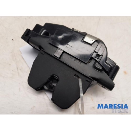 Peugeot - 207 - Tailgate lock mechanism