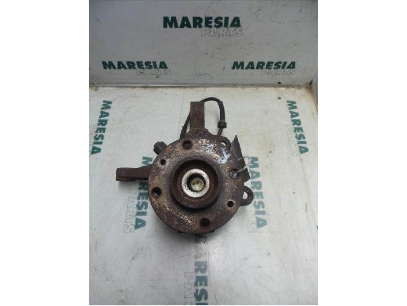 Renault - Clio - Knuckle, front right