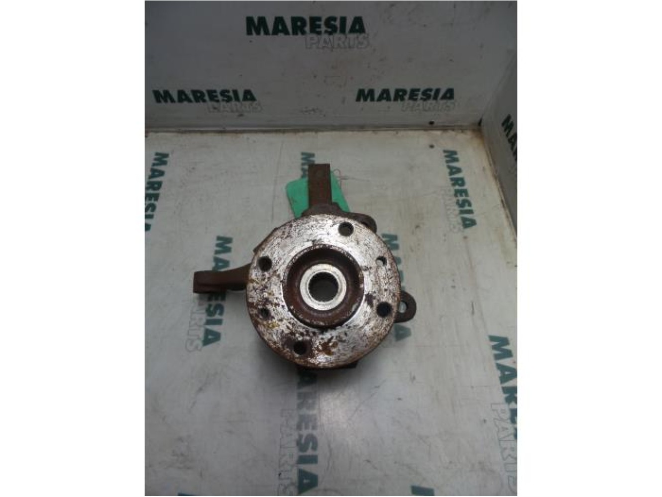 Renault - Clio - Knuckle, front right