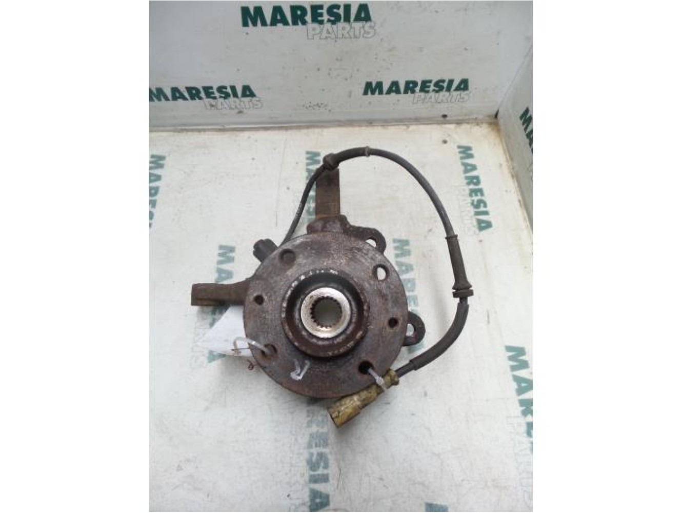 Renault - Clio - Knuckle, front right
