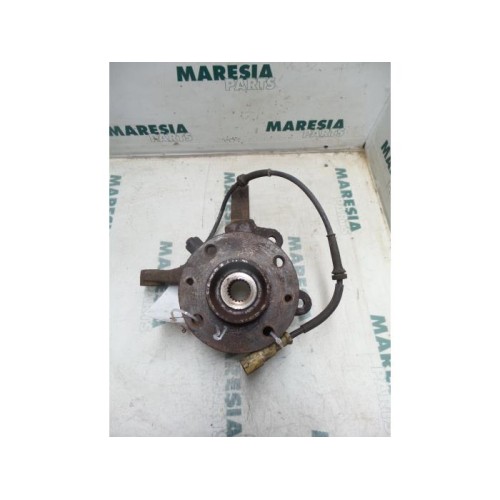 Renault - Clio - Knuckle, front right