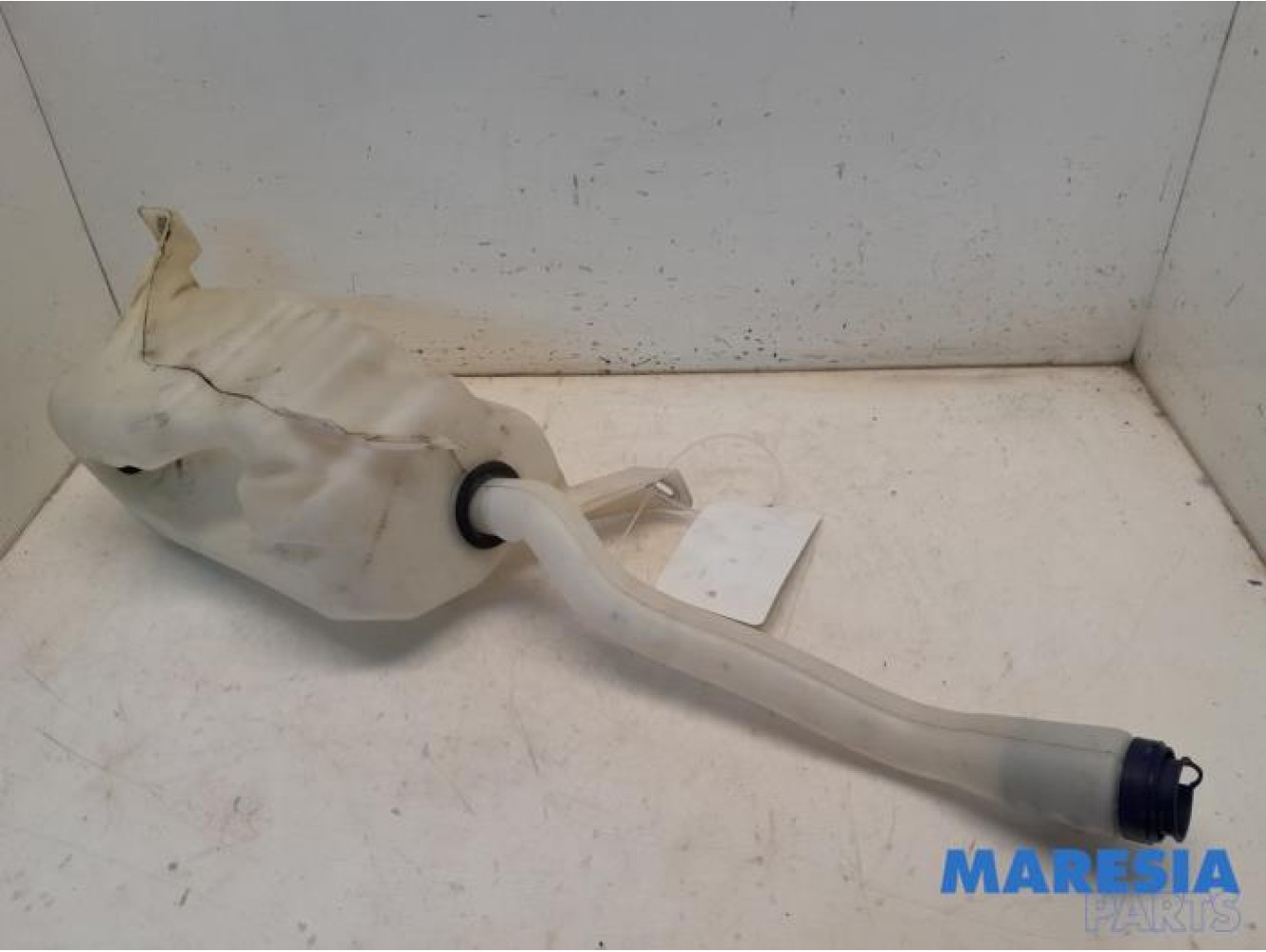 Alfa Romeo - Giulietta - Front windscreen washer reservoir