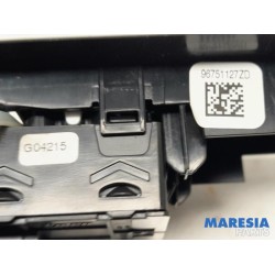 Peugeot - 208 - Multi-functional window switch