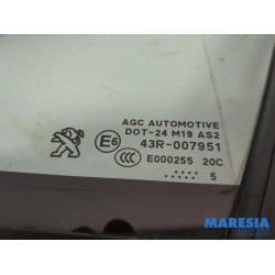 Peugeot - 208 - Quarter light, front left