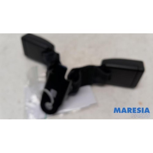 Peugeot - 208 - Insertion ceinture de sécurité arrière centre