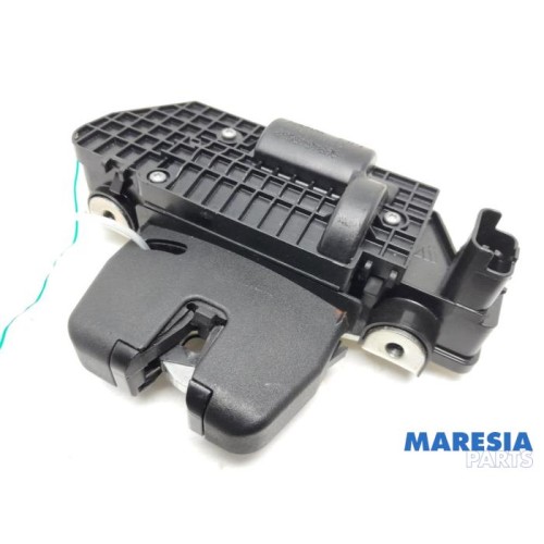 Peugeot - 208 - Tailgate lock mechanism