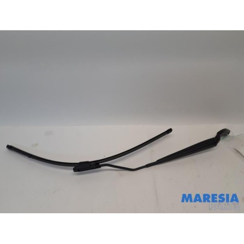 Renault - Clio - Front wiper arm