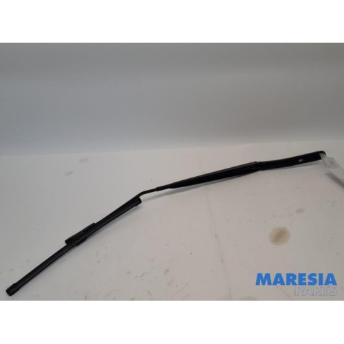 Renault - Clio - Front wiper arm