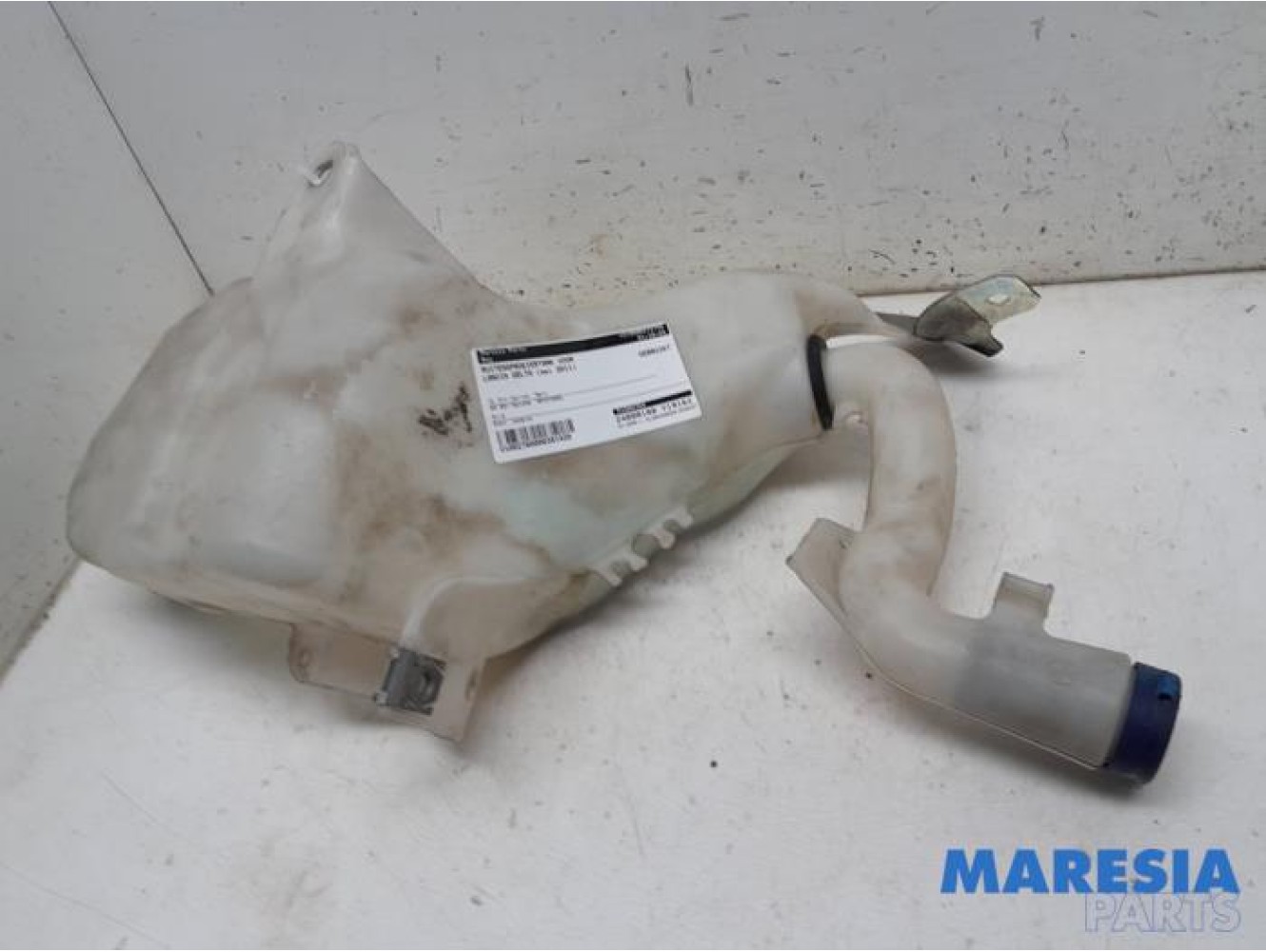 Lancia - Delta - Front windscreen washer reservoir