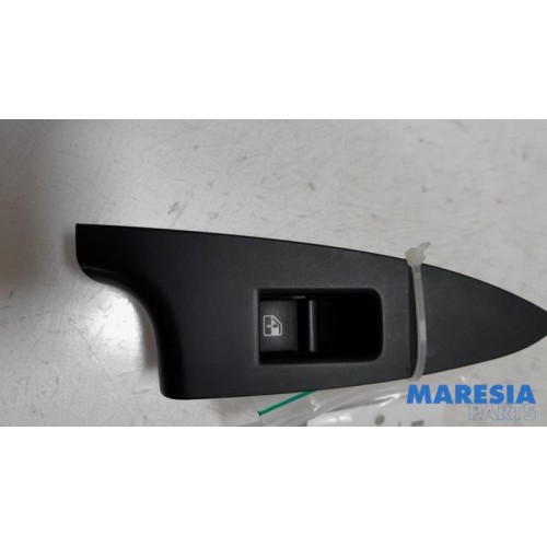 Alfa Romeo - Giulietta - Electric window switch