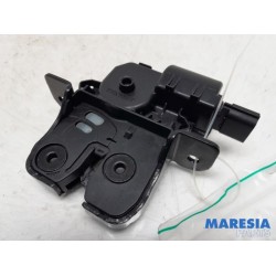 Renault - Clio - Tailgate lock mechanism