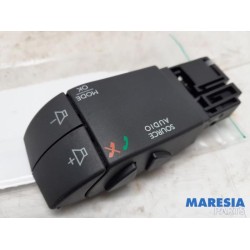 Renault - Clio - Steering wheel mounted radio control
