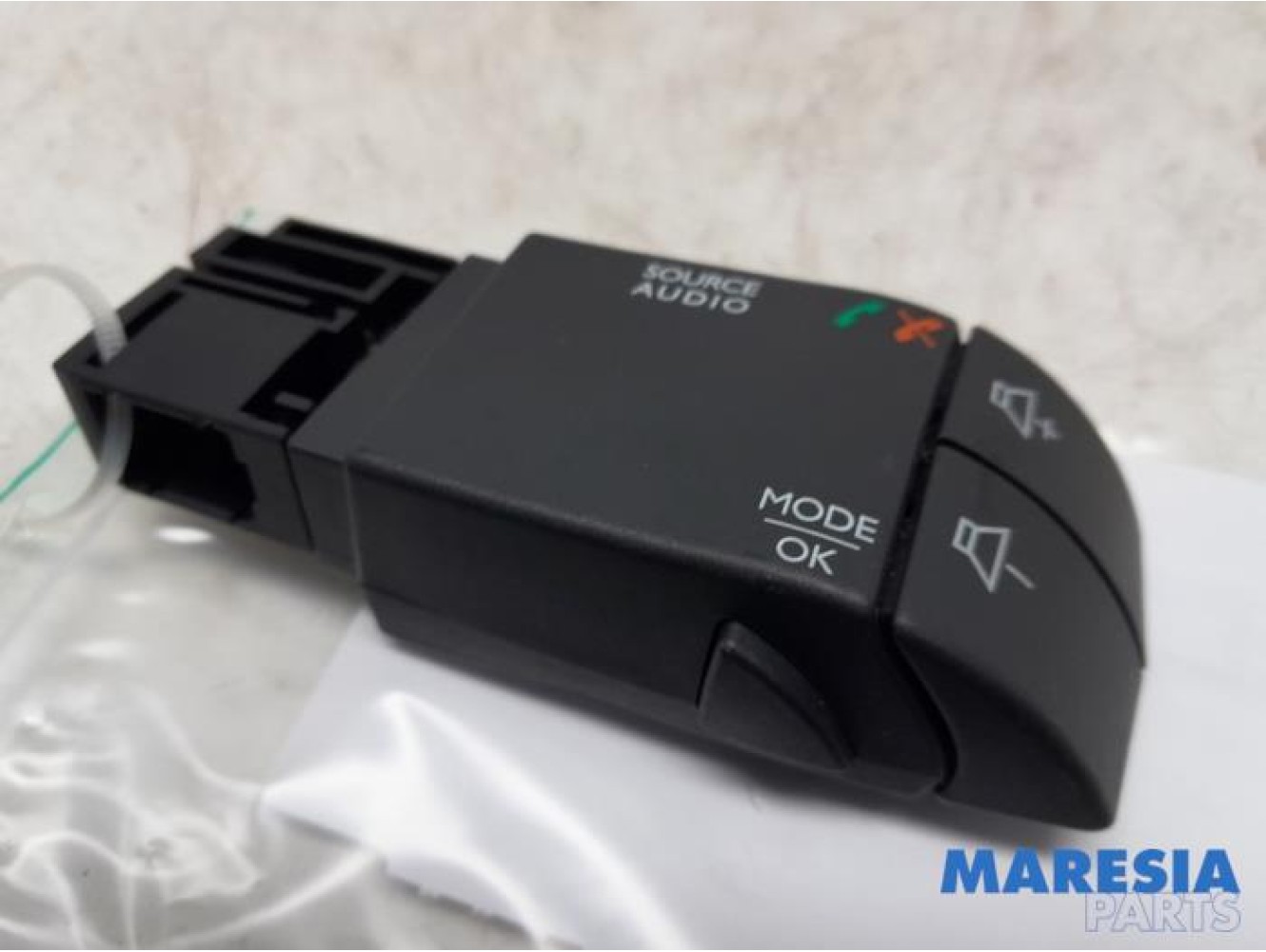 Renault - Clio - Steering wheel mounted radio control