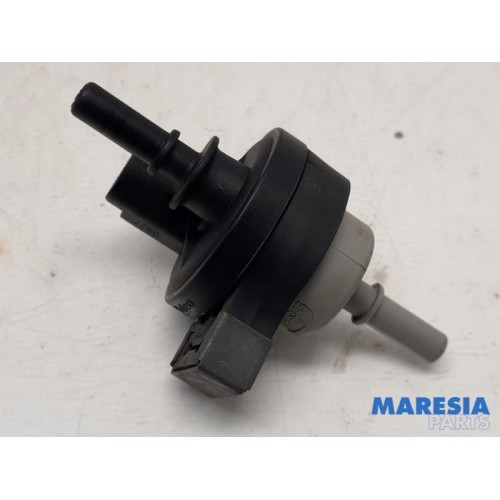 Renault - Captur - Vacuum valve