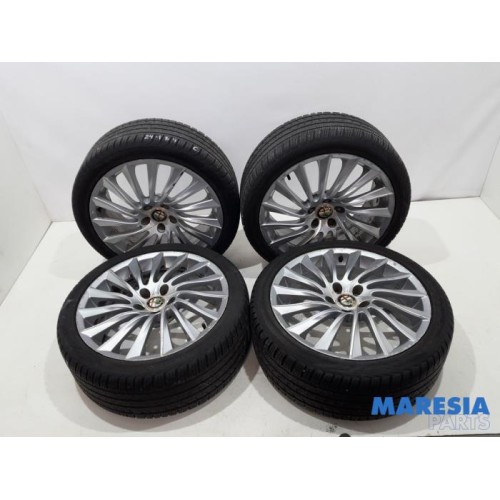 Alfa Romeo - Giulietta - Sportvelgenset + banden