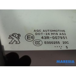 Peugeot - 208 - Quarter light, front right