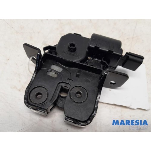 Renault - Captur - Tailgate lock mechanism