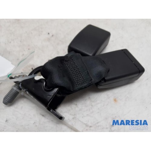 Peugeot - 208 - Insertion ceinture de sécurité arrière centre