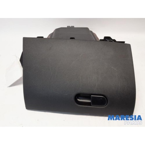 Alfa Romeo - Giulietta - Glovebox
