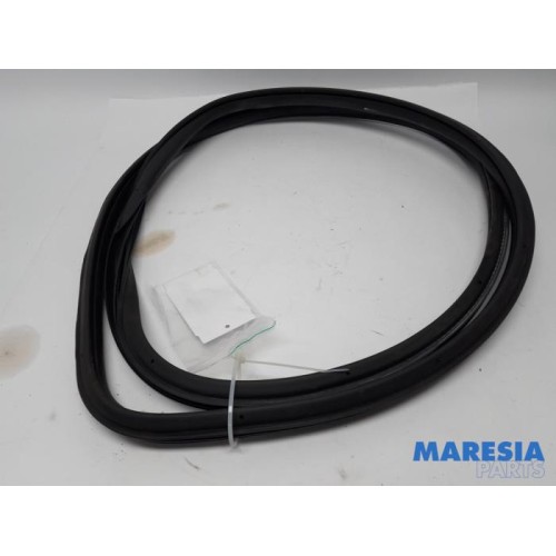 Alfa Romeo - Giulietta - Front door seal 4-door, left