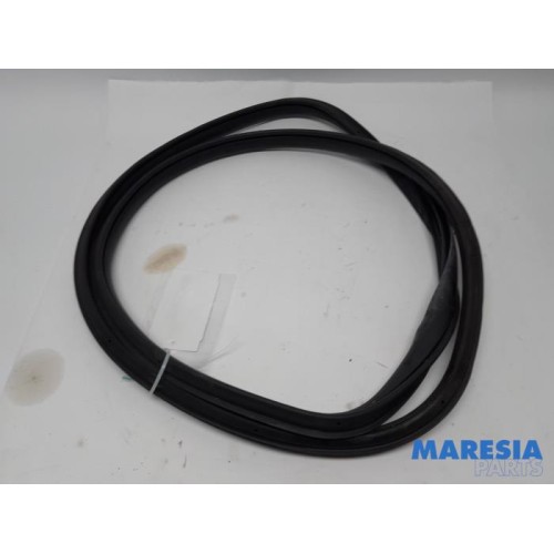 Alfa Romeo - Giulietta - Rear door seal 4-door, left