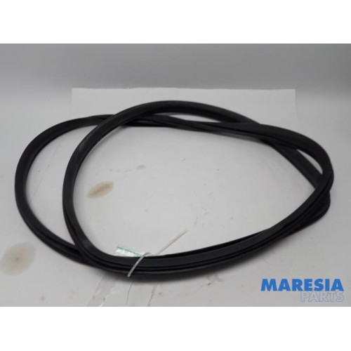 Alfa Romeo - Giulietta - Front door seal 4-door, right