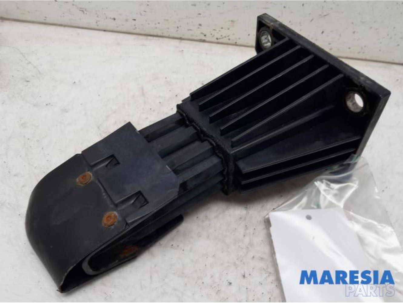 Alfa Romeo - Giulietta - Front bumper bracket, right