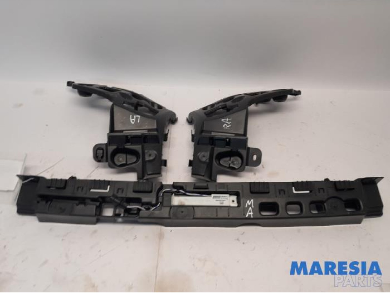 Renault - Captur - Rear bumper bracket central