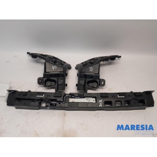 Renault - Captur - Rear bumper bracket central