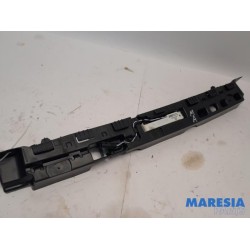 Renault - Captur - Rear bumper bracket central