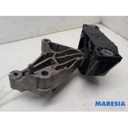 Renault - Captur - Engine mount
