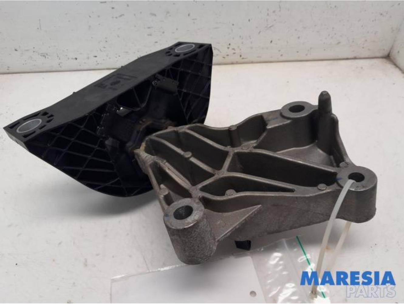 Renault - Captur - Engine mount