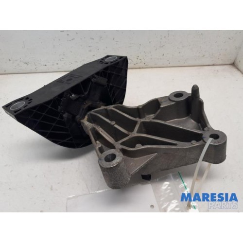 Renault - Captur - Engine mount