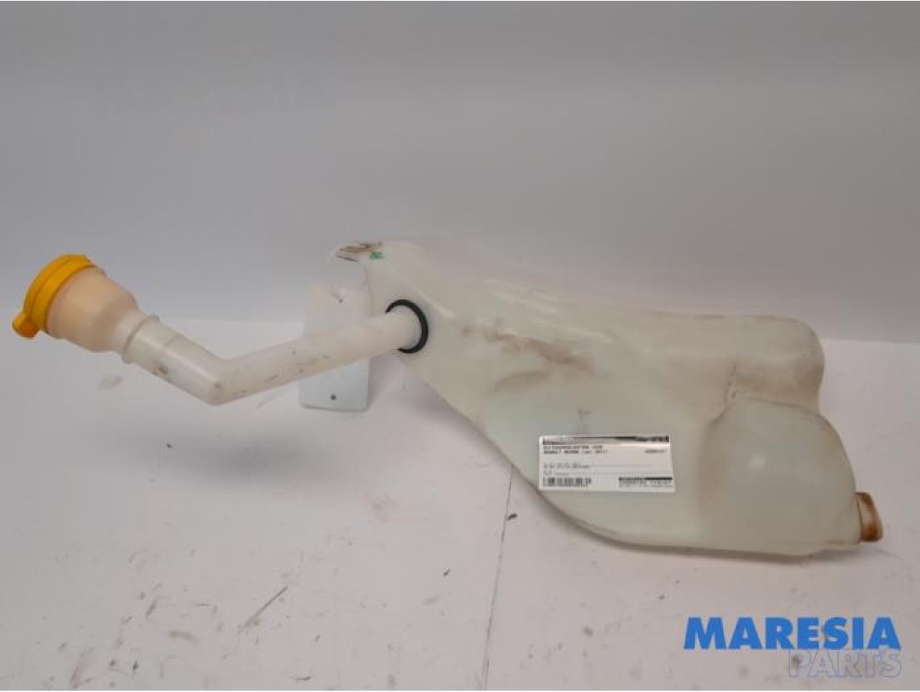 Renault - Megane - Front windscreen washer reservoir